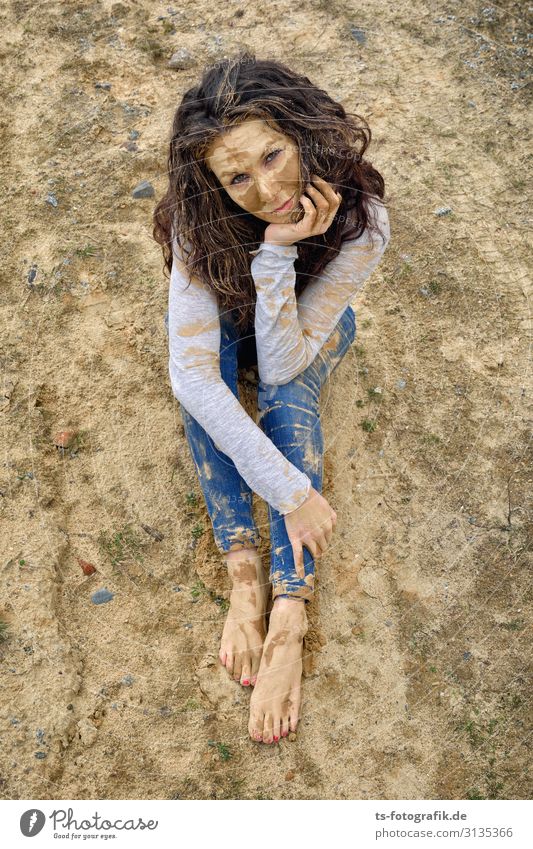 Mudhoney Mensch feminin Junge Frau Jugendliche 1 18-30 Jahre Erwachsene Bekleidung Jeanshose brünett Locken Schlamm matschig Sand sitzen träumen dreckig Erotik