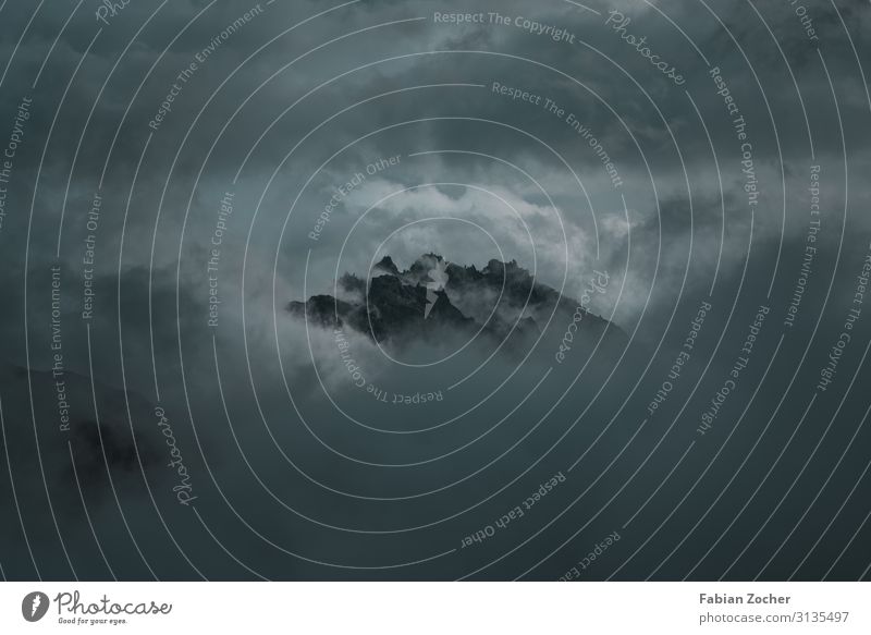 Berggipfel in den Wolken Berge u. Gebirge Natur Landschaft Luft Himmel Sommer schlechtes Wetter Unwetter Nebel Gewitter Alpen Gipfel Ferien & Urlaub & Reisen