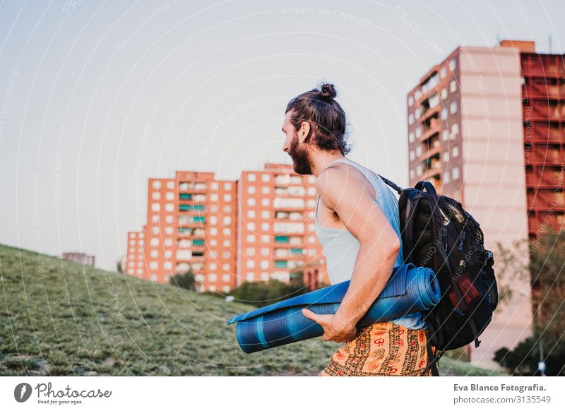 junger Mann in einem Park, der bereit ist, Yoga-Sport zu betreiben. städtischer Hintergrund. gesunde Lebensweise Konzentration Posten Mensch Jugendliche Körper