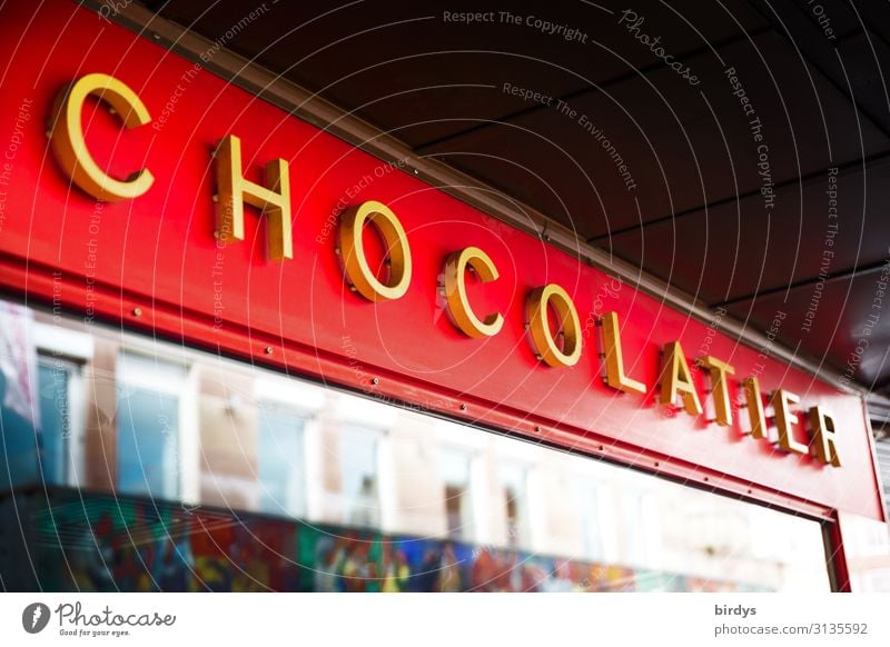 Schokoladenladen Süßwaren kaufen Handwerk Ladengeschäft Ladenfront Schaufenster Schriftzeichen Firmenschilder genießen authentisch positiv süß Stadt gelb rot