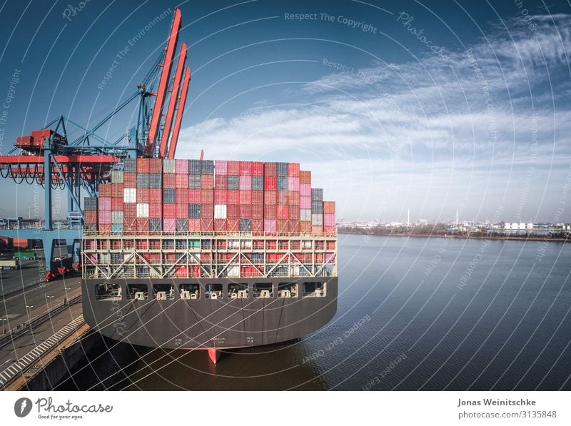 Containerschiff im Hamburger Hafen von hinten Schifffahrt Binnenschifffahrt Bootsfahrt gigantisch Versicherung Handel Wirtschaft Wolken Brücke Industrie
