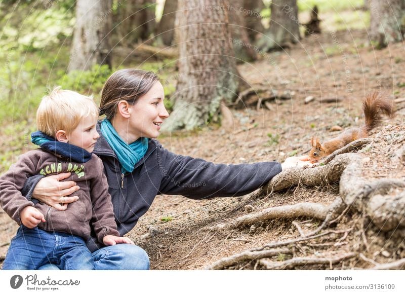 Eichhörnchen füttern #4 Ferien & Urlaub & Reisen Ausflug Kind Mensch maskulin feminin Kleinkind Junge Frau Erwachsene Mutter Familie & Verwandtschaft Kindheit