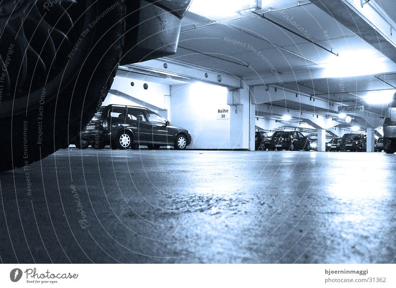 unterirdisch kühl Tiefgarage Garage kalt Froschperspektive Menschenleer Einsamkeit Neonlicht Weitwinkel Langzeitbelichtung Architektur am Boden blau PKW liegen