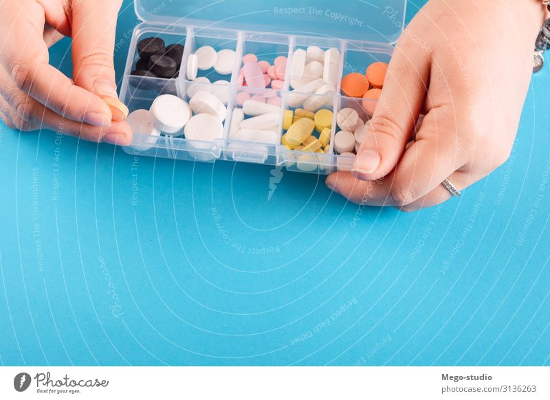 Hand zeigt Medikamentenschachtel mit Pillen Gesundheitswesen Behandlung Krankheit Zeitung Zeitschrift Container Kasten weiß Antibiotikum Kapsel Pflege Tage