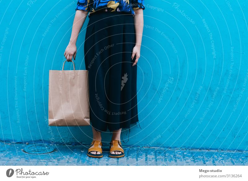 Junge Frau geht mit Einkaufstaschen spazieren Lifestyle kaufen Stil Freude Glück schön Mensch Erwachsene Hand Straße Mode Kleid Damenschuhe Lächeln tragen