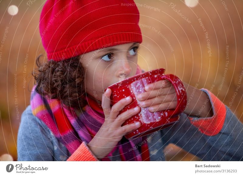 Heißer Tee an einem kalten Herbsttag Getränk Kakao Becher Lifestyle Freude Wohlgefühl Kur Camping Kind Mädchen Familie & Verwandtschaft 1 Mensch 3-8 Jahre