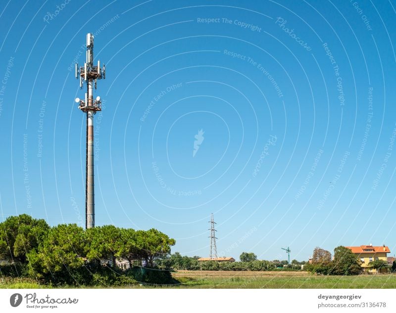 5G-Antenne außerhalb der Stadt. GSM-Antenne in der Natur. Industrie Telekommunikation Telefon Handy Technik & Technologie Internet Himmel Fluggerät Metall Stahl
