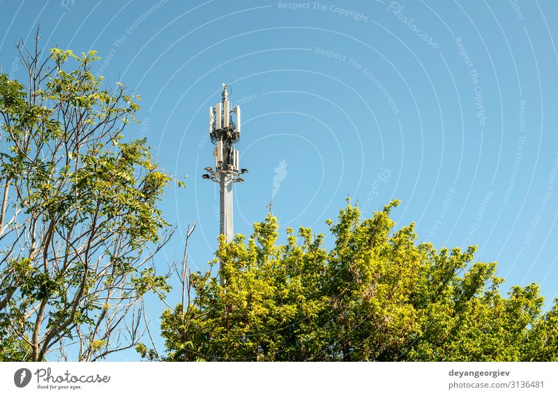 5G-Antenne außerhalb der Stadt. GSM-Antenne in der Natur. Industrie Telekommunikation Telefon Handy Technik & Technologie Internet Himmel Fluggerät Metall Stahl