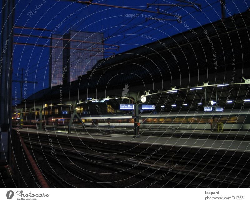 Railstation Eisenbahn Abend Mobilität unterwegs verpassen Verspätung Gleise Verkehr Hauptbahnhof Ferien & Urlaub & Reisen Abenddämmerung SBB vorbeifahren