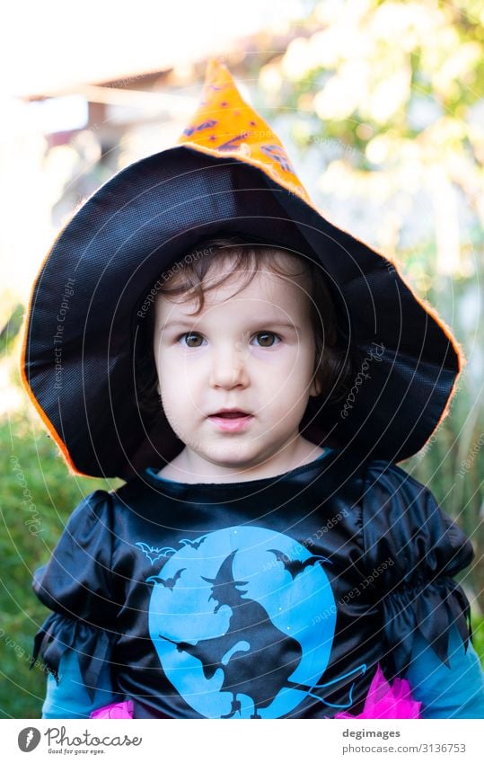 Ein kleines Mädchen mit einem Halloween-Kostüm. Freude Glück Feste & Feiern Kind Kindheit Herbst Kleid Hut dunkel schwarz Entsetzen Tradition Hexe Tracht