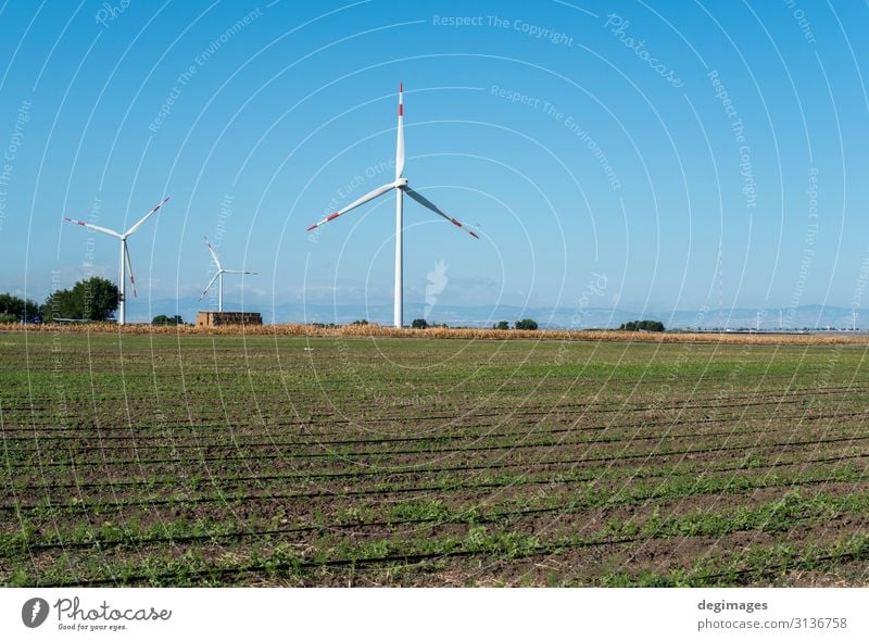 Windgenerator und landwirtschaftliche Flächen. Industrie Technik & Technologie Windkraftanlage Umwelt Natur Landschaft Himmel nachhaltig blau grün Energie