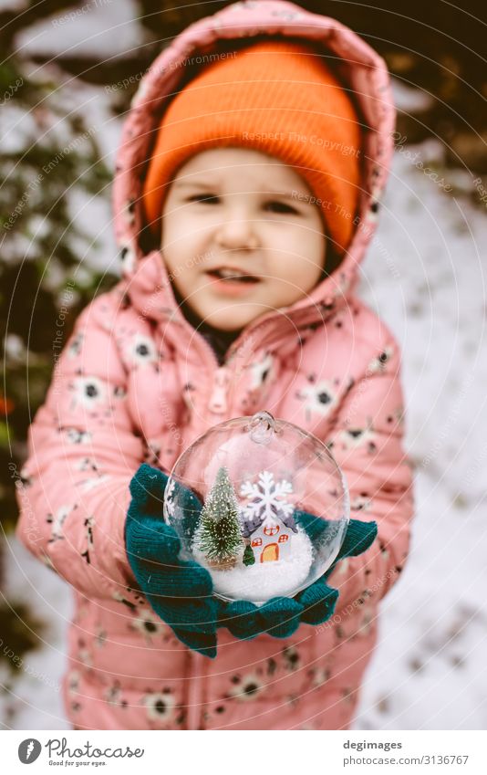 Kinderhalterung transparente Glaskugel mit Weihnachtsbaum Design Winter Schnee Dekoration & Verzierung Feste & Feiern Weihnachten & Advent Hand Baum Spielzeug