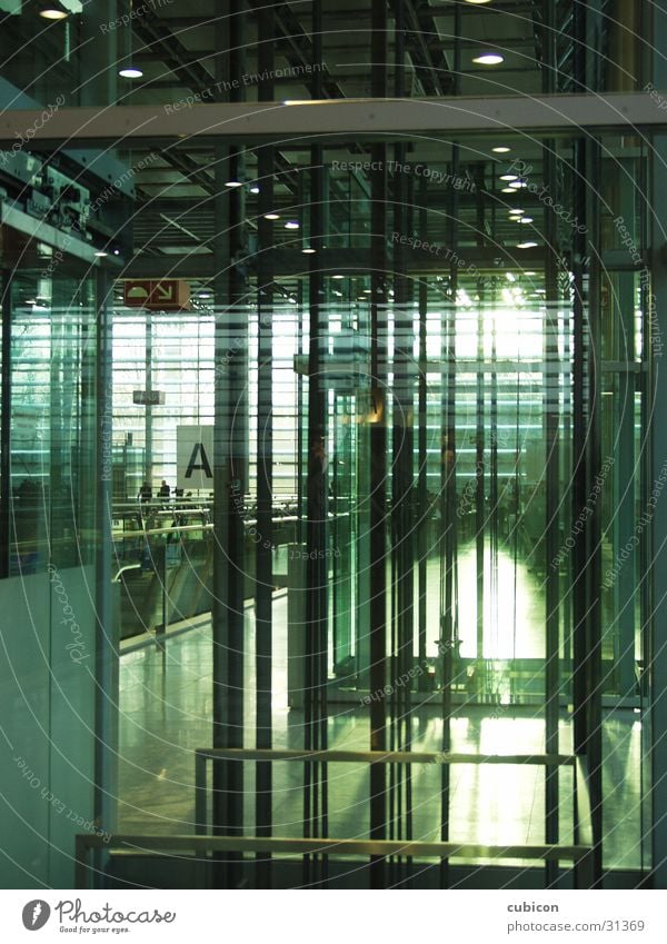 aufzug Fahrstuhl Licht Grünstich Gegenlicht Raster Architektur Glas Linie Strukturen & Formen
