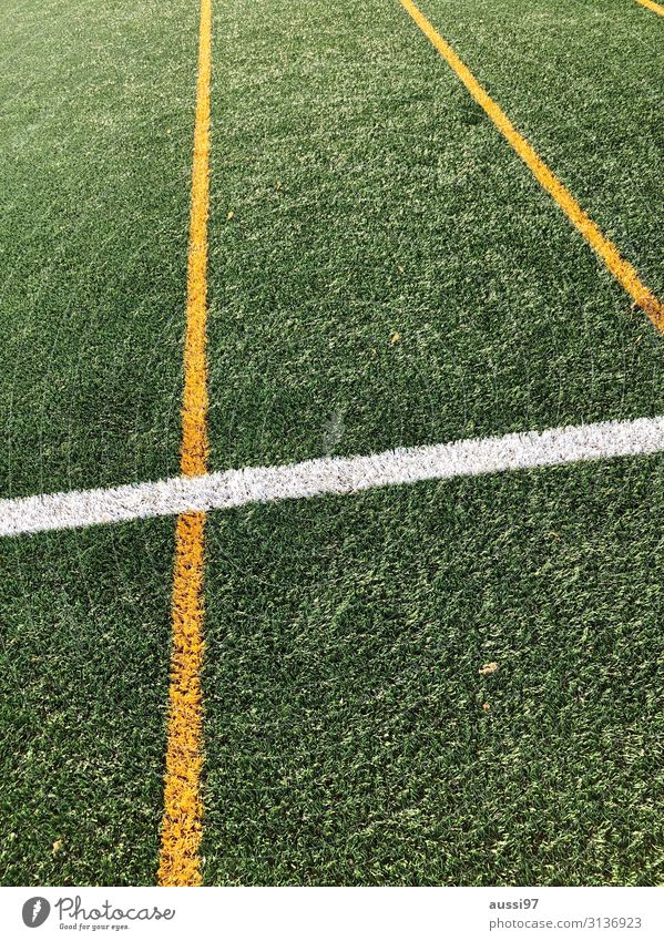Du fühlst dich wie Kunstrasen Linie Begrenzung abkreiden Aus Spielfeld Fußball gelb weiß Geometrie Menschenleer