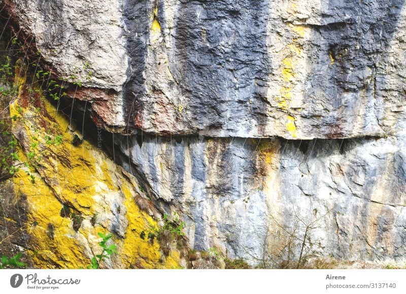 bunte Steine Felsen Alpen eckig gigantisch groß natürlich mehrfarbig gelb grau Kraft einzigartig Energie Farbe nachhaltig Natur Zeit Zerstörung schwer
