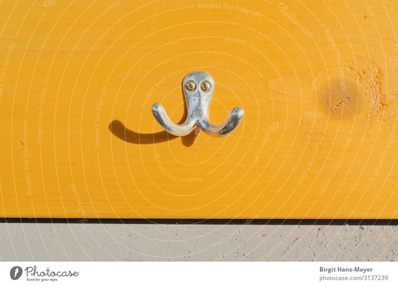 Octopus Freude Kinderzimmer Kleiderhaken Beton Holz Metall einfach Fröhlichkeit einzigartig lustig niedlich gelb grau silber Ordnung minimalistisch Farbfoto