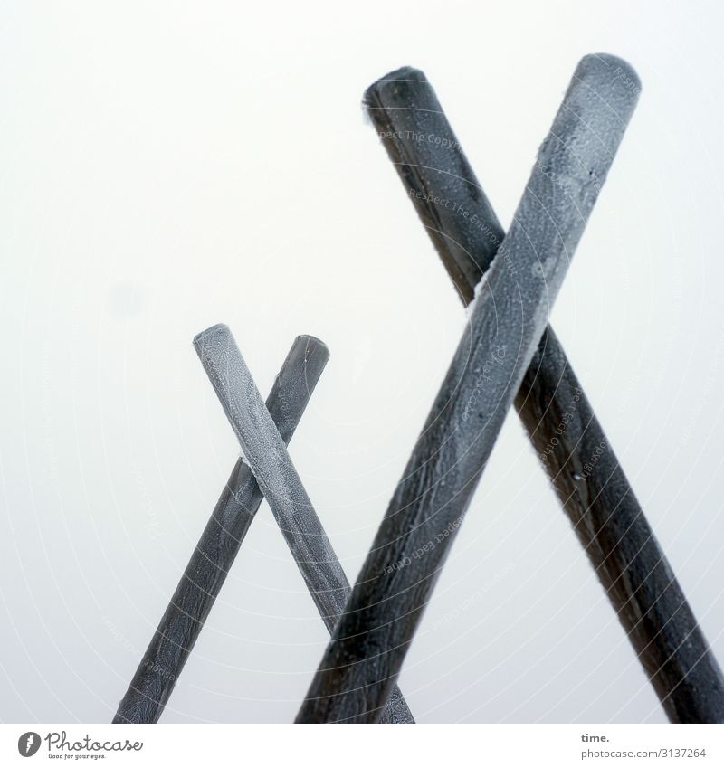 Das Kreuz mit dem Frost | Eiszeit Himmel Winter Baumstamm Holzkreuz Holzständer Zeichen stehen kalt Schmerz Einsamkeit Partnerschaft entdecken Idee Inspiration