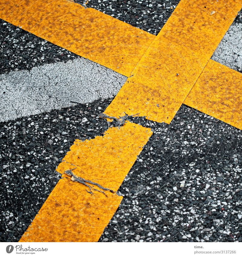 baselines (1) grundlinie linien Straße Asphalt grau gelb Vogelperspektive weiss streifen abgenutzt