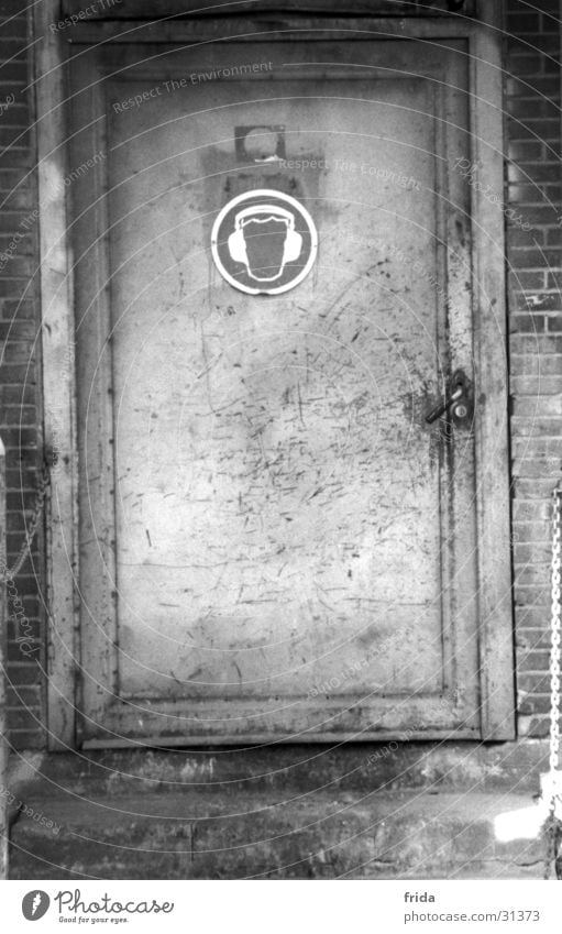 Ohrenschützer Industriegelände Piktogramm Gebäude Tür Schwarzweißfoto