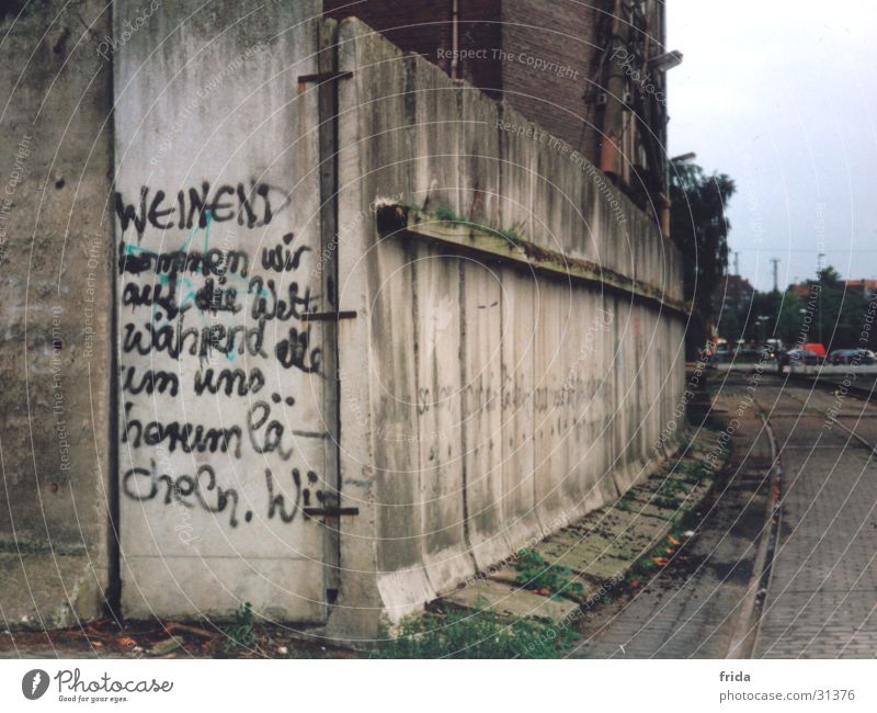 Mauerweisheit Industrielandschaft Einsamkeit Text Umgebung Architektur Graffiti