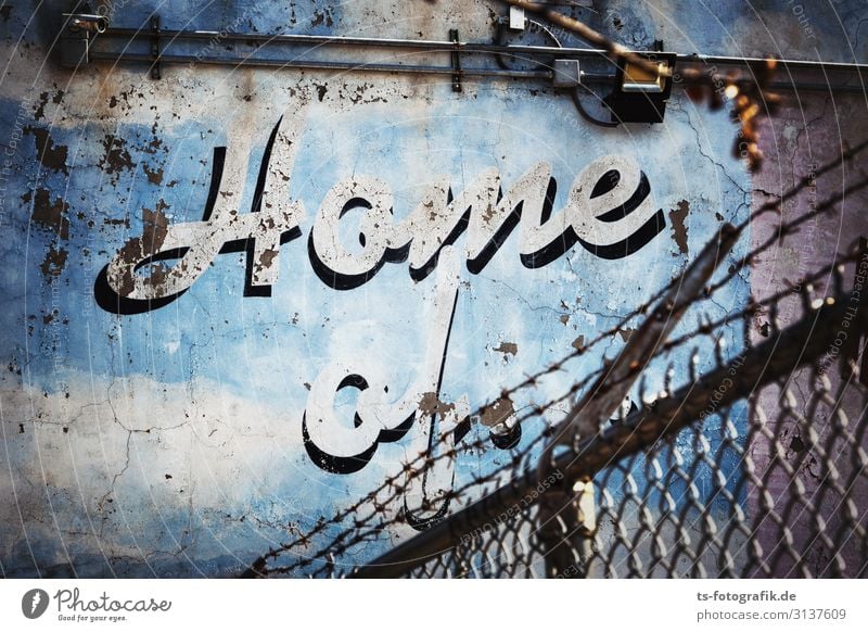 Home of the blaue Bröckel-Mauer New York City Menschenleer Bauwerk Gebäude Wand Fassade Zaun Maschendraht Maschendrahtzaun Beton Metall Zeichen Schriftzeichen