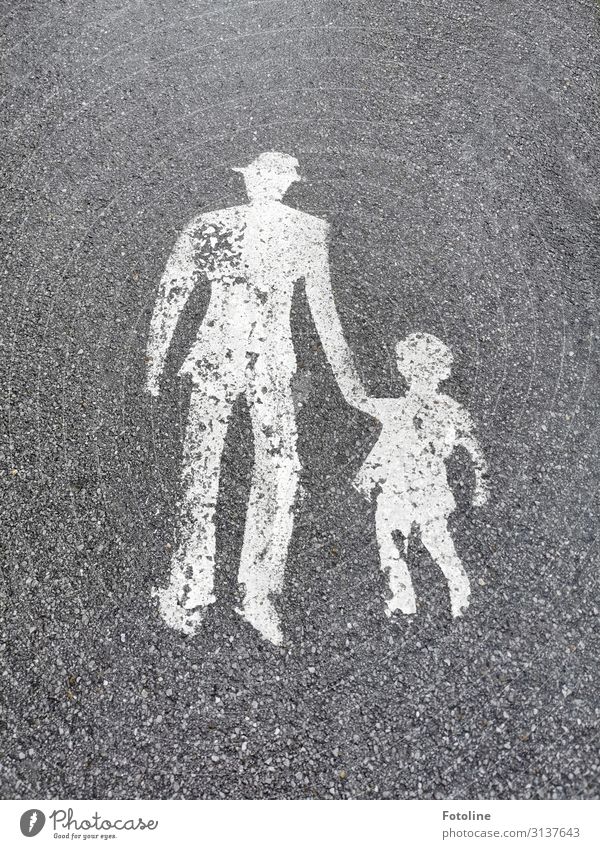 Fußweg Straße Wege & Pfade grau weiß Symbole & Metaphern Erwachsene Kind Schwarzweißfoto Außenaufnahme Detailaufnahme Menschenleer Textfreiraum oben