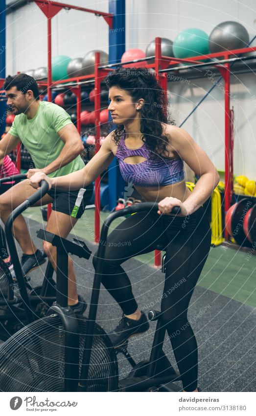 Sportlerin beim Airbikefahren im Fitnessstudio Lifestyle Körper Ball Mensch Frau Erwachsene authentisch Luftrad Training durchkreuzen passen Sporthalle