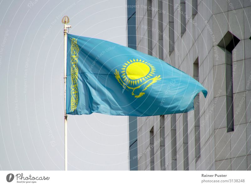 Nationalflagge Kasachstans im Wind almaty astana nur-sultan Stadt Stadtzentrum Fahne blau gelb grau Zusammenhalt Nationalitäten u. Ethnien Farbfoto
