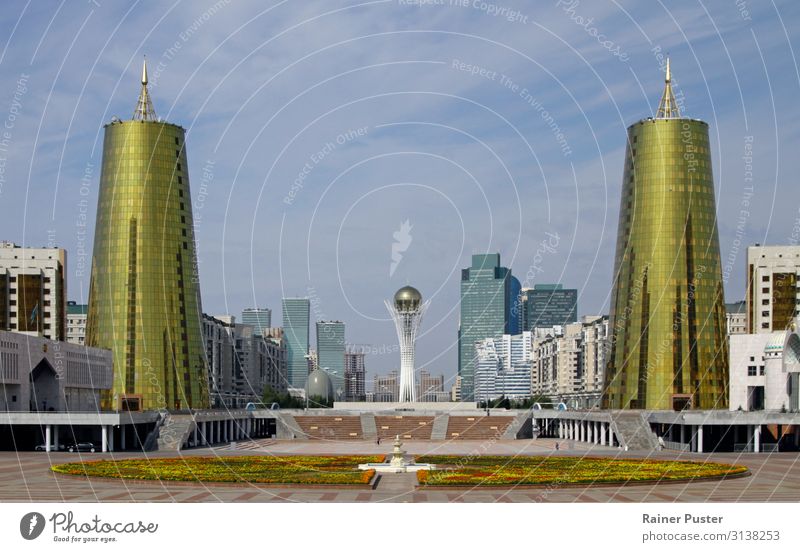 Retro-futuristische Skyline in Nur-Sultan Architektur astana nur-sultan Kasachstan Stadt Stadtzentrum Menschenleer Turm Sehenswürdigkeit Wahrzeichen Denkmal