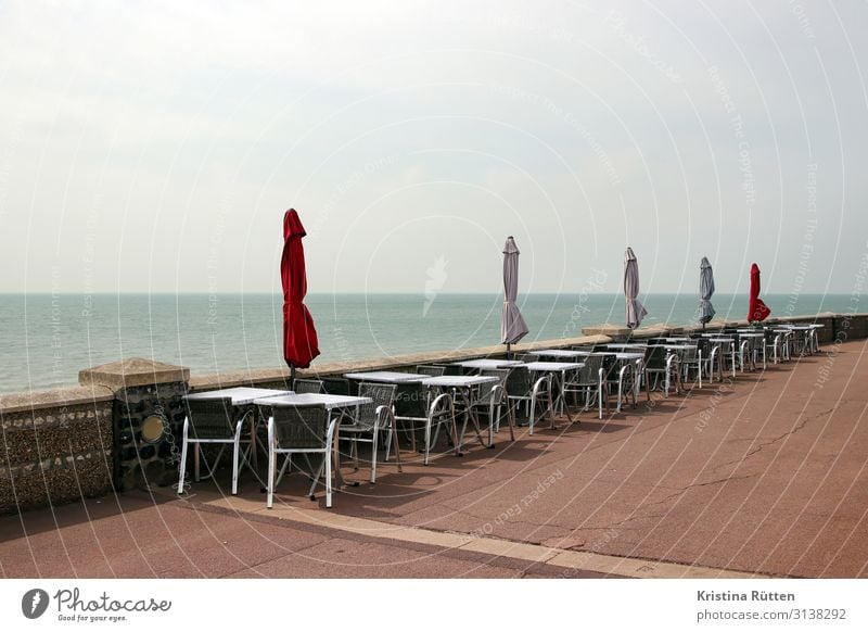 leere terrasse am meer Ferien & Urlaub & Reisen Tourismus Strand Meer Stuhl Tisch Restaurant Strandbar Gastronomie Wasser Horizont Küste See Le Havre Frankreich