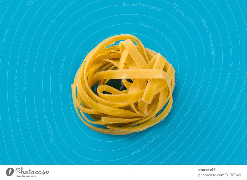 Capellini-Nudeln auf blauem Hintergrund Spätzle frisch Italienisch Lebensmittel Gesunde Ernährung Foodfotografie roh Tradition geschmackvoll Gemüse Gastronomie