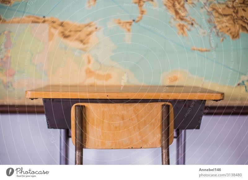 Leere Schreibtische im Klassenzimmer der Schule mit Weltkarte. Haus Möbel Stuhl Tisch Erwachsenenbildung Kind Klassenraum Tafel Studium Erde Holz Globus alt