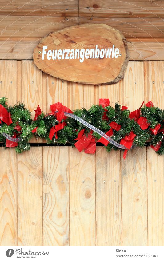 Weihnachtsmarkt Glühwein Feuerzangenbowle kaufen Weihnachten & Advent Hütte Adventskranz Holz trinken Kitsch braun grün rot Völlerei Alkoholsucht genießen