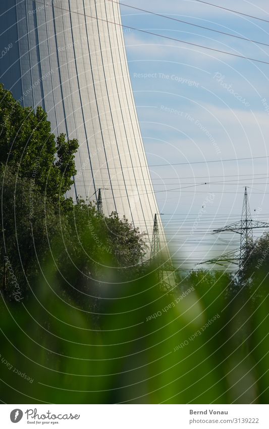 Stromland Energiewirtschaft Umwelt hässlich Strommast Kühlturm gewaltig hoch dominant Beton Bauwerk Himmel himmelblau Wolken Baum Stahlkabel Energiekrise grün