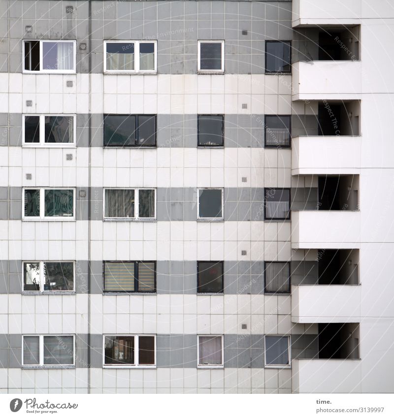 Lebenshaltung architektur wohnen wohnblock fenster hochhaus oberfläche linie design weiß grau mauer wand trashig verschachtelt jalousie reflexion bauwerk