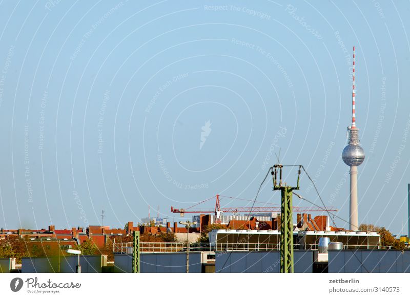 Fernsehturm am Horizont Berlin Stadt Hauptstadt Deutschland Skyline Ferne Dach Himmel Himmel (Jenseits) Menschenleer Textfreiraum