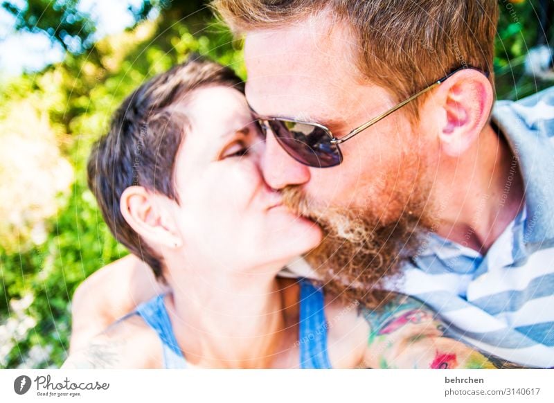 liebe| küssendes paar Mann Frau Zuneigung Sonnenbrille Außenaufnahme Haut Erwachsene Familie & Verwandtschaft Mund Lippen Nase Gesicht Zufriedenheit Vertrauen