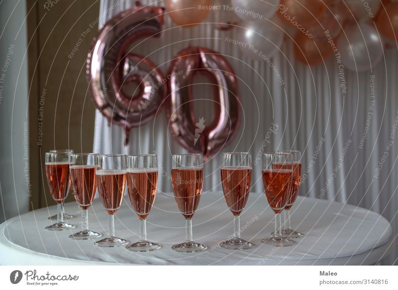 Gefüllte Sektgläsern Jahrestag Champagner Glas Geburtstag Feste & Feiern Glück Ruhestand alt Lächeln Erwachsene hell Getränk trinken Senior Feiertag Leben