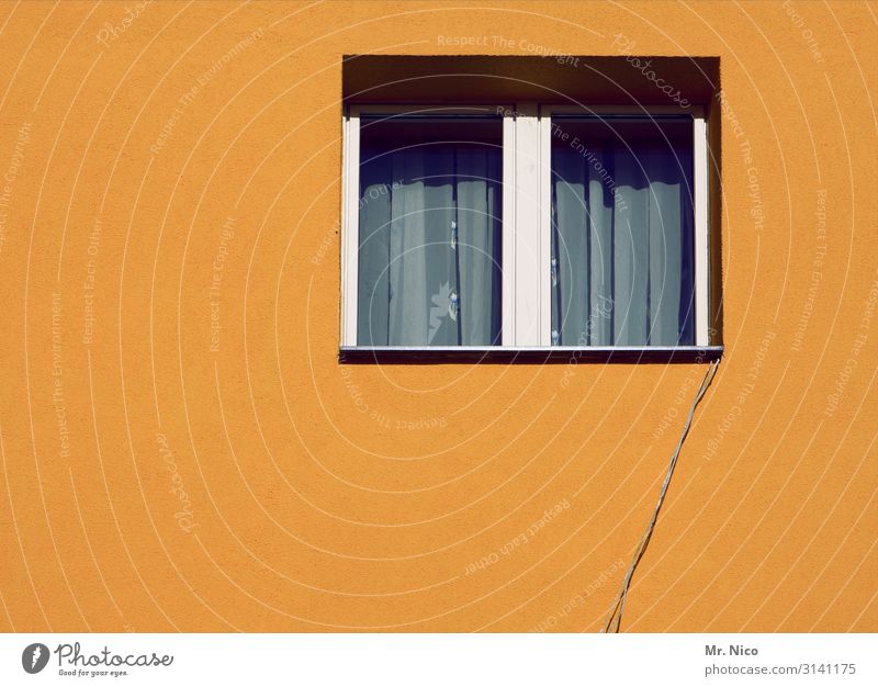 Verbindung zur Außenwelt Dorf Stadt Haus Einfamilienhaus Gebäude Mauer Wand Fenster gelb Gardine Kabel Draht Verbindungstechnik Leitung Kommunizieren Altbau