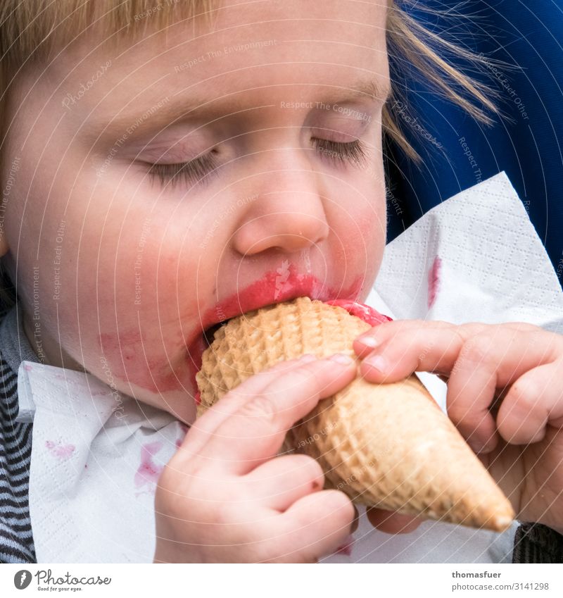 die Entdeckung der Sinnlichkeit Speiseeis Ernährung Kindererziehung Mensch Kleinkind Mädchen Kindheit Kopf Gesicht 1 1-3 Jahre blond Eiswaffel Serviette Essen