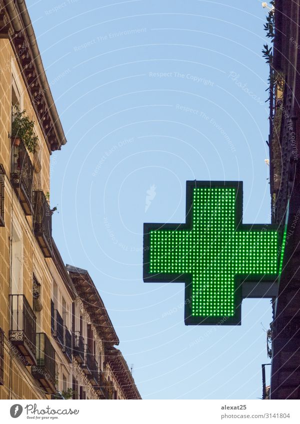 Grünes Kreuz in einem Gebäude kaufen Design Behandlung Medikament Arzt Straße grün Unterstützung Pflege Textfreiraum durchkreuzen Kur Drogerie Notfall Gerät
