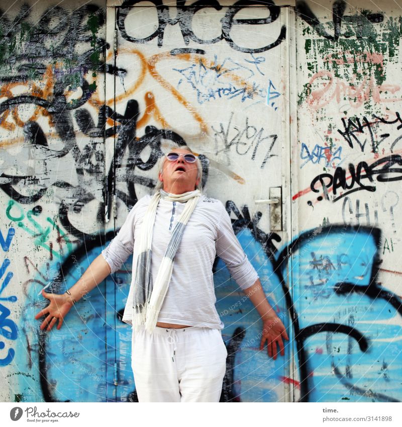 Divo Rolfo fragt sich, wie es oben wohl weitergeht maskulin Mann Erwachsene 1 Mensch Gebäude Mauer Wand Tür T-Shirt Hose Sonnenbrille Schal grauhaarig