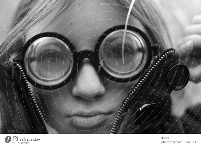 Panzerknackers Junior ll Mensch feminin Kind Mädchen Kindheit trendy lustig verrückt Hornbrille Brille Brillenschlange Brillenträger Psychoterror