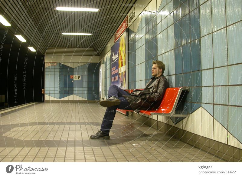 waiting for the train U-Bahn Einsamkeit Denken Mann ruhig Verkehr warten Bank