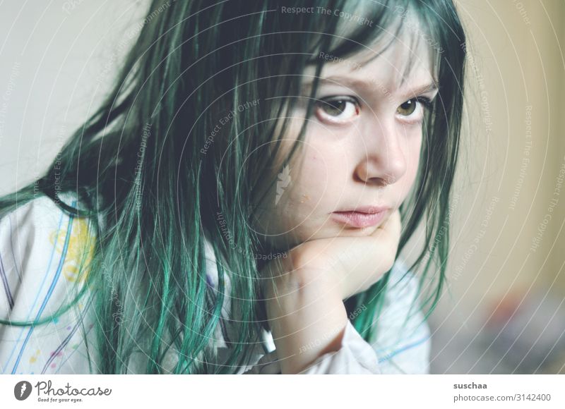 nachdenklich mit grünen haaren Kind Mädchen Kopf Gesicht Porträt Halbprofil Auge jung Kindheit Denken vesonnen untergehen Gedanke Langeweile Erwachsene