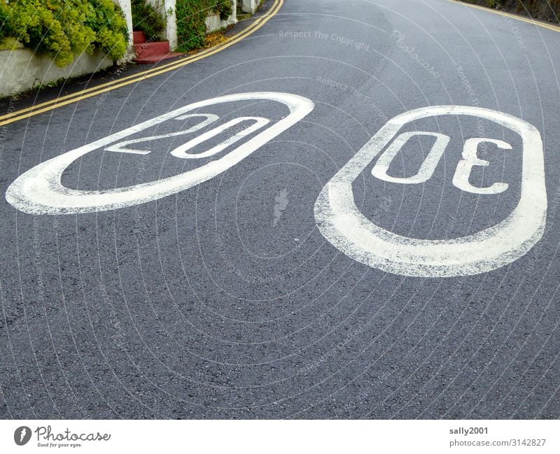 jetzt aber schnell | mit Höchstgeschwindigkeit... Straße Geschwindigkeitsbeschränkung Hinweis Gebot Asphalt langsam Verkehrsschild Kurve England Großbritannien