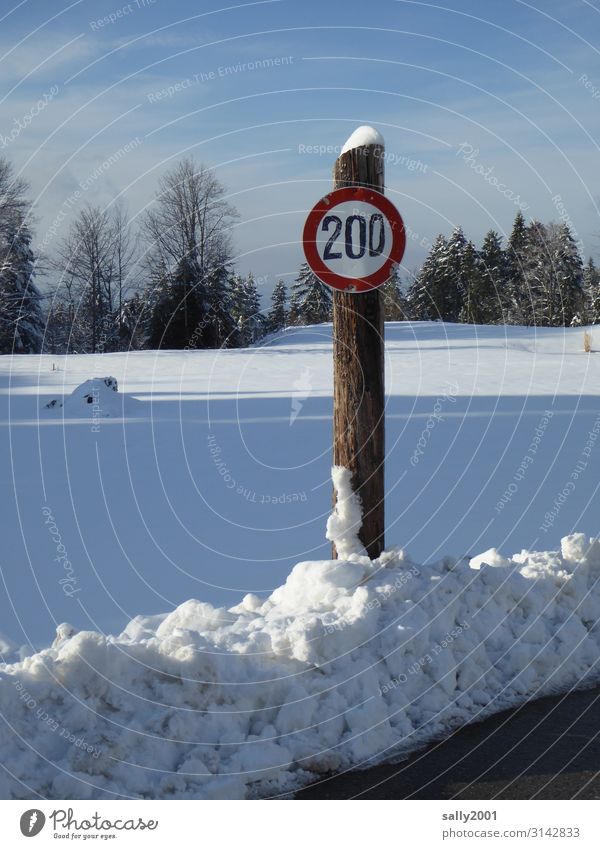 Geschwindigkeitsbegrenzung im Winter... 200 Fälschung Höchstgeschwindigkeit Schnee Straße Verkehrsschild Außenaufnahme Verkehrswege Autofahren Straßenverkehr