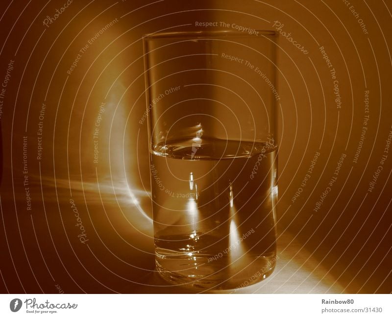 Wasserglas 1 Reflexion & Spiegelung Häusliches Leben Glas Sepia Lichterscheinung