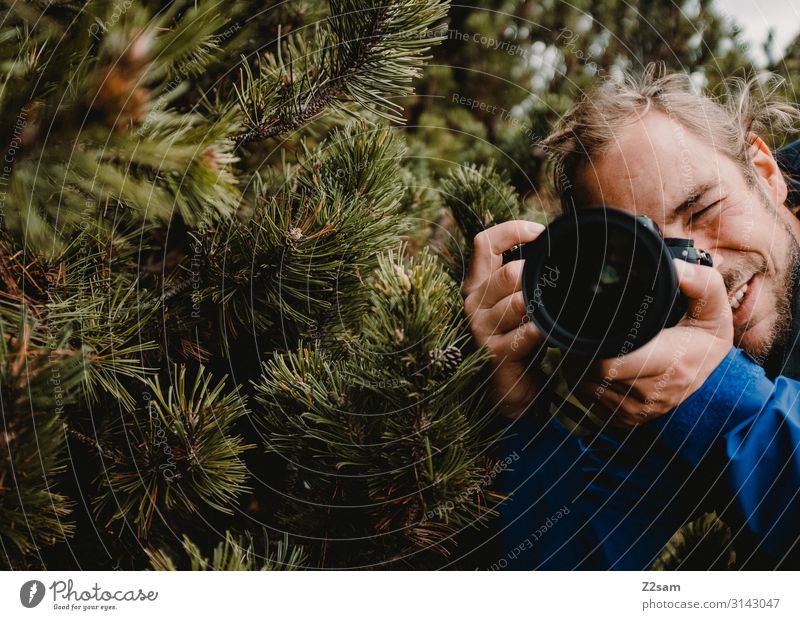 Der Herr Fotograf Freizeit & Hobby wandern Fotokamera Technik & Technologie Junger Mann Jugendliche 30-45 Jahre Erwachsene Natur Landschaft Sträucher Nadelbaum