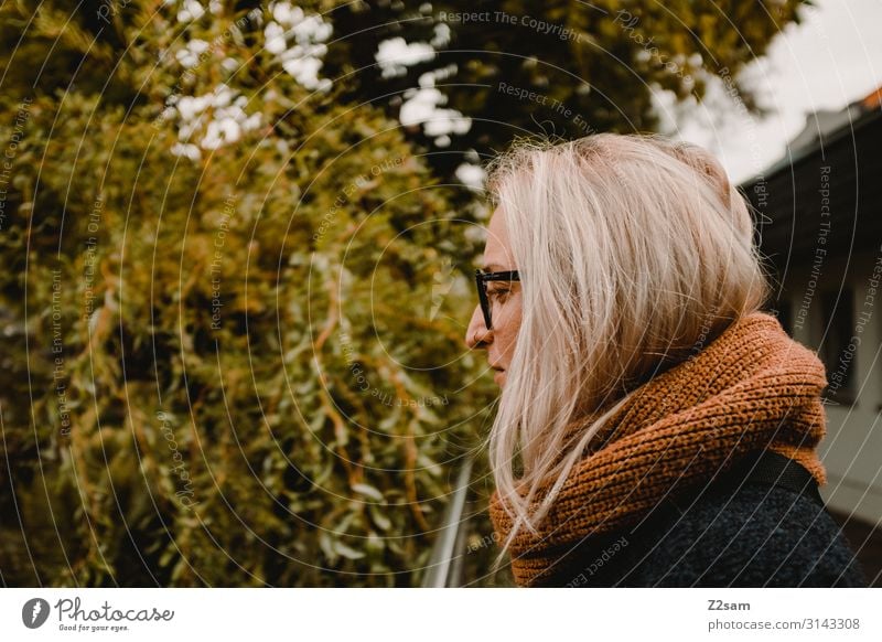 Herbst arrangement Lifestyle Stil Sightseeing wandern Junge Frau Jugendliche 18-30 Jahre Erwachsene Natur Schönes Wetter Sträucher Mantel Brille Schal blond